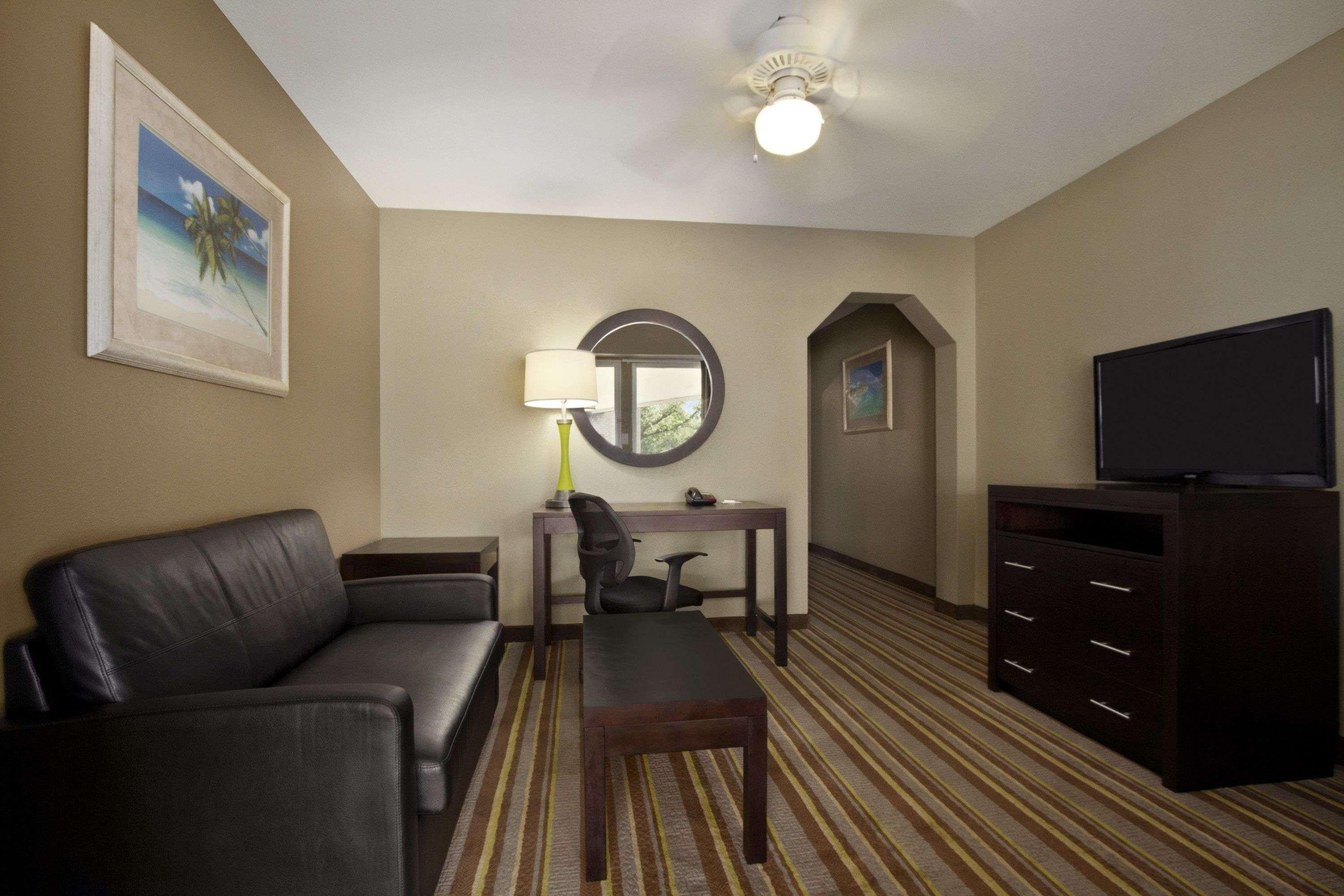 Super 8 By Wyndham-Tupelo Airport Motel Eksteriør billede