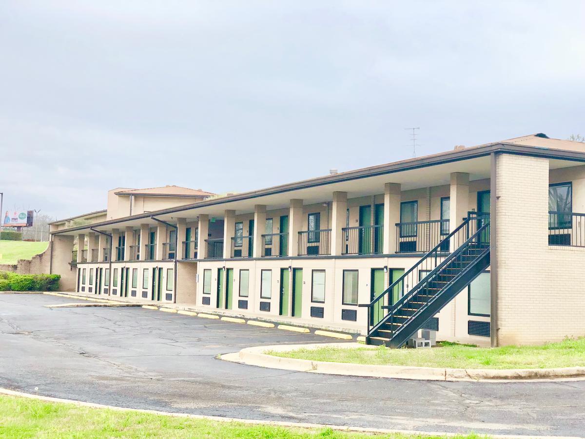 Super 8 By Wyndham-Tupelo Airport Motel Eksteriør billede