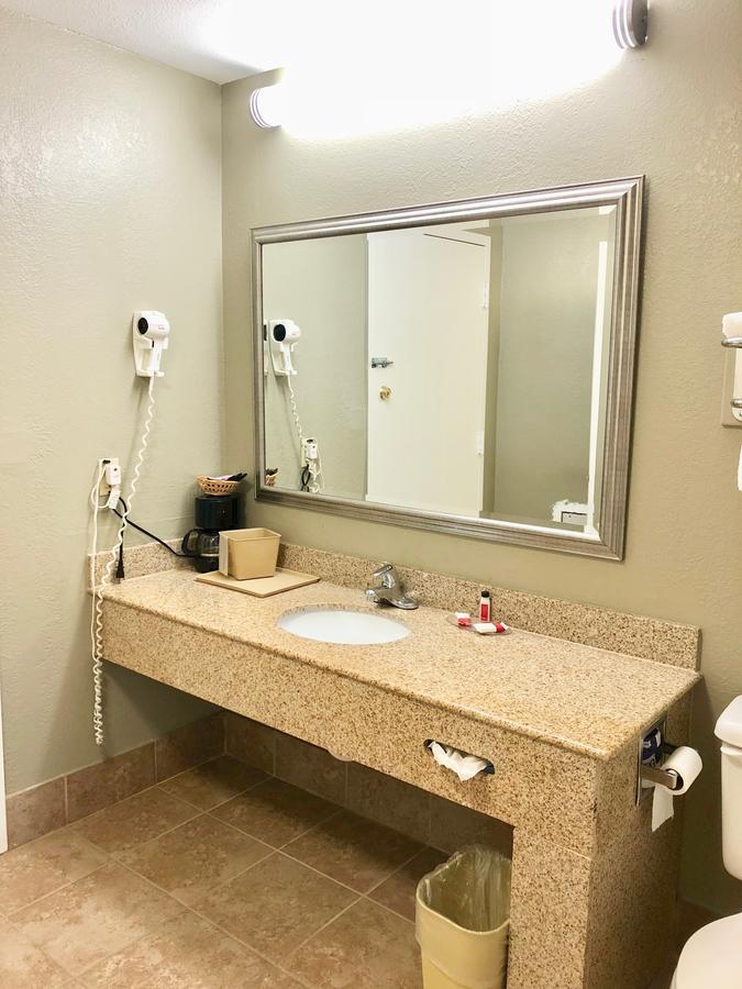 Super 8 By Wyndham-Tupelo Airport Motel Eksteriør billede