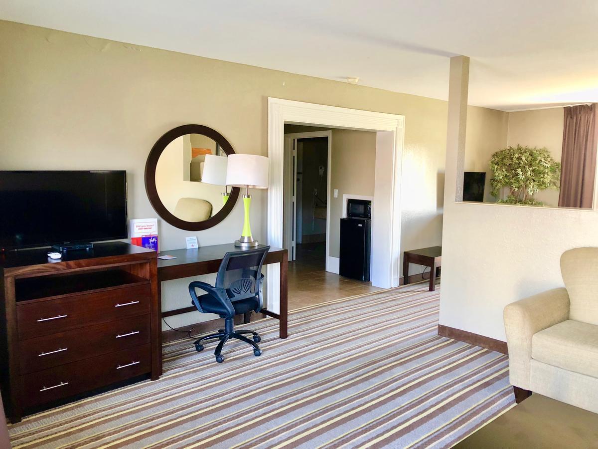 Super 8 By Wyndham-Tupelo Airport Motel Eksteriør billede