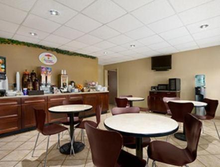 Super 8 By Wyndham-Tupelo Airport Motel Eksteriør billede